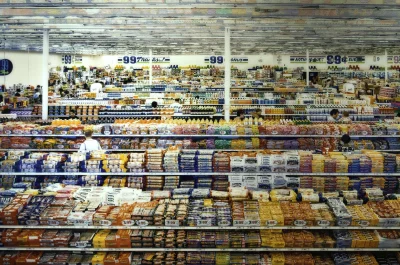 myrmekochoria - Andreas Gursky, 99 centów, 1999. Pamiętam jak w latach 90. po raz pie...