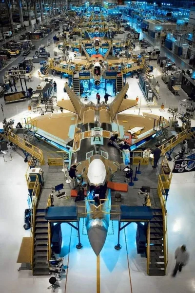 sel9000 - Linia produkcyjna Lockheed Martin F-22 Raptor.
#wojsko, #samoloty, #lotnic...