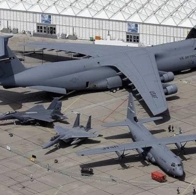 FrasierCrane - C-130 Hercules obok C-5 Galaxy (oba to amerykańskie wojskowe samoloty ...