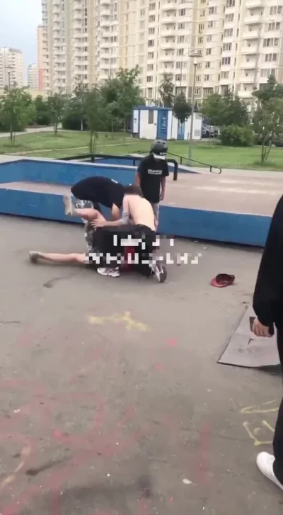 contrast - W Moskwie młody alkoholik zwyzywał dziewczyny w skate parku, ponieważ „był...