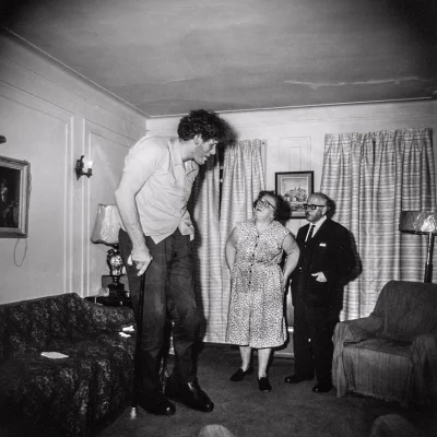 myrmekochoria - Eddie Carmel ze swoimi rodzicami, Nowy Jork 1970.

#starszezwoje - ...