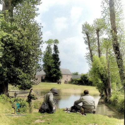wojna - Amerykańscy żołnierze odpoczywają nad sadzawką w Sainte-Mère-Église, Normandi...