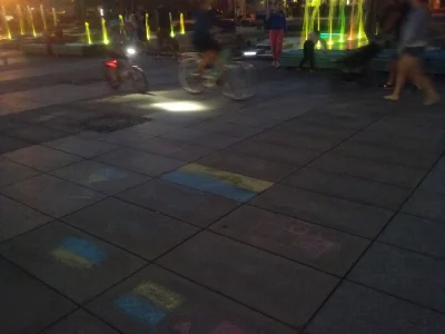 Poludnik20 - #tomaszowmazowiecki #lodzkie Dzieci malują flagi ukraińskie wyrażając ws...