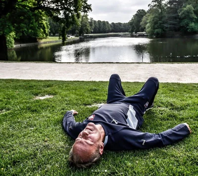 splinter96 - Wyczerpany Donald Tusk odpoczywa po kolejnej całonocnej defekacji do Odr...