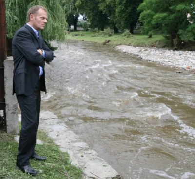 BELM0ND0 - Zniecierpliwiony Donald Tusk czekajacy nad brzegiem Odry na przypływ rtęci...