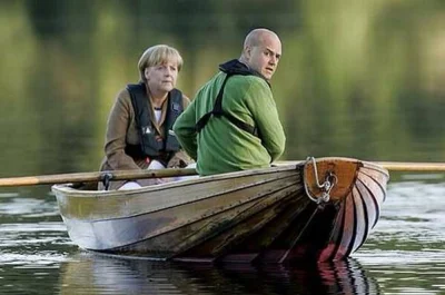 JPRW - Angela Merkel płynie łodzią, by wylać rtęć do rzeki. Frankfurt nad Odrą, sierp...