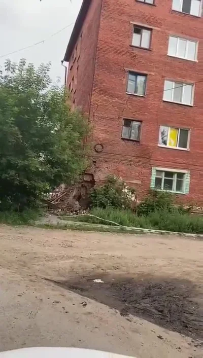 zafrasowany - Omsk, Rosja. Mieszkańcy rozpadającego się budynku pogotowia opiekuńczeg...