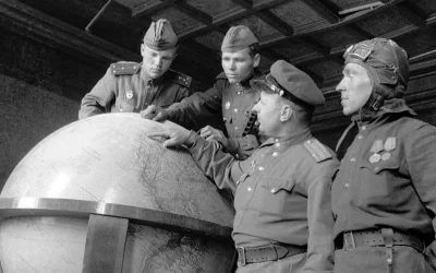 Hans_Kropson - Żołnierze sowieccy przy globusie w gabinecie Hitlera w Kancelarii Rzes...