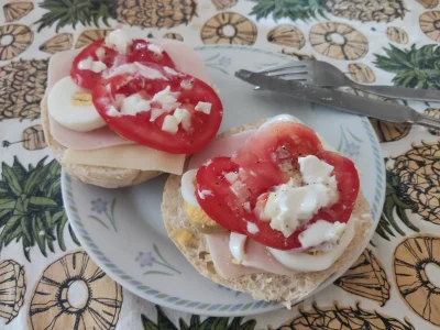 jmuhha - Kanapeczki u babci ʕ•ᴥ•ʔ

Składniki:
-bułka z piekarni 
-majonez Winiary...