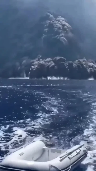 rzaden_problem - Wybuch wulkanu Stromboli we Włoszech (2019)
#trzecieoko #wulkan #wy...