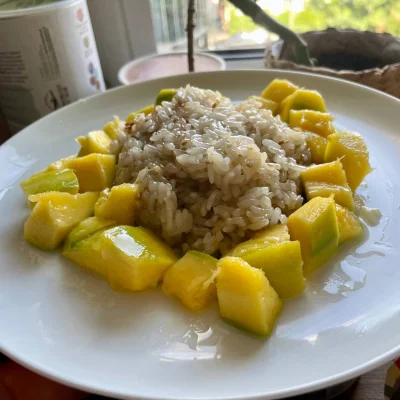 Kasahara - ryż na mleczku kokosowym z cukrem trzcinowym, prażonym sezamem oraz mango
...