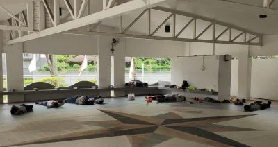 kotbehemoth - Pracownicy fizyczni w Singapurze śpiący podczas przerwy obiadowej.

To ...