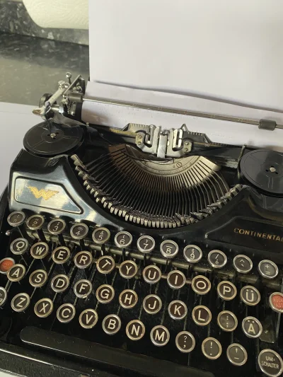 asique - Sąsiedzi dali nam maszynę do pisania, już widze, że wstążka jest źle zamonto...
