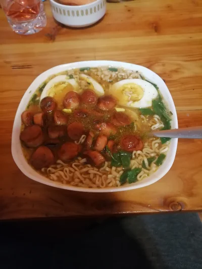 Pitaq - Zrobiłem wątpliwej jakości ramen z torebki plus smażone parówki xD wygląda ni...