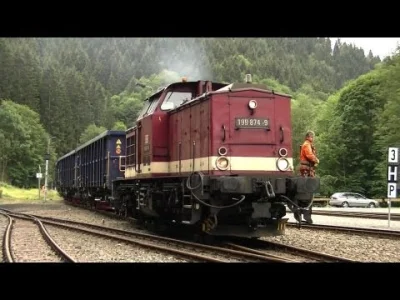 Michal9788 - Gigantyczna* lokomotywa ciągnie po wąskich torach, normalnotorowe wagony...