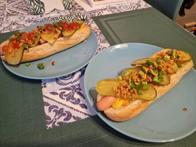Boski_Szymon - Hot dog na kolację. Bagietka podgrillowana z serem cheddar, parówka dr...