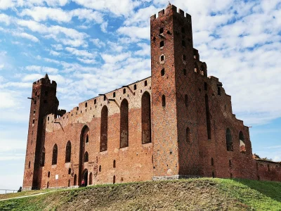 cultofluna - @cultofluna: zachowana ściana z dwoma wieżami (zdjęcie z wikipedii, bo ł...