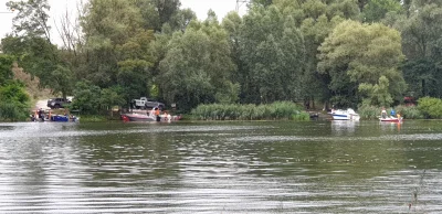 marten - Bardzo dużo strażaków z pompami napowietrza rzekę. Dużo łodzi. Olbrzymi smró...