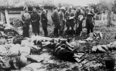 Hans_Kropson - Sowieccy żołnierze i miejscowa ludność nad ciałami pomordowanych miesz...