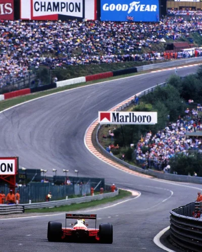 Sultanat_Muszelki - Ayrton Senna zmierza do zakrętu Eau Rouge w wyścigu na torze Spa-...