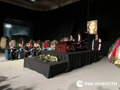 siRcatcha - GRUBO!

Na pogrzebie Duginównej, lider rosyjskiej Partii Liberalno-Demo...