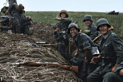 wojna - Niemieccy żołnierze w okopach, uśmiechają się do zdjęcia, front Wschodni.

...