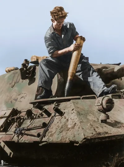 wojna - Członek załogi niemieckiego czołgu Pazner V "Panther", podczas załadunku amun...