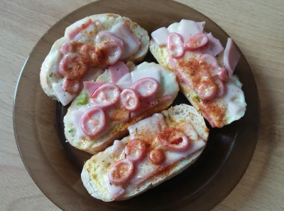 9Grzesiek_ - dzisiejsza kolacja 
kanapki zapiekane z wędliną i papryczko chilli ( ͡°...