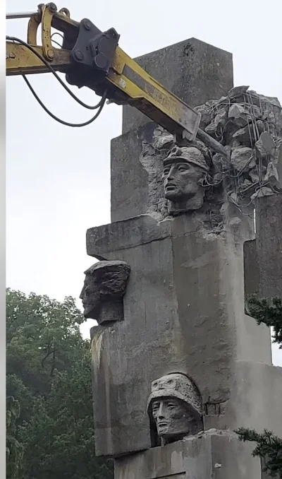 chilli1899 - Trwa rozbiórka pomnika gwałcicieli radzieckich w Brzegu
#ukraina 
#pol...