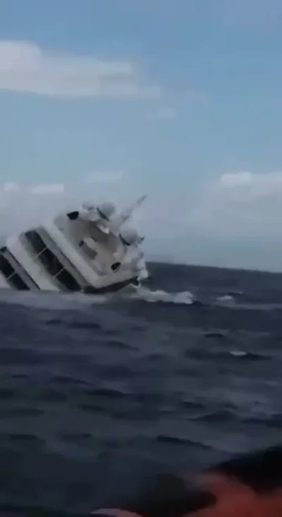 BArtus - #rosja #telasofobia #marynarz #statki 
Ostatnie zanurzenie ruskiego jachtu w...