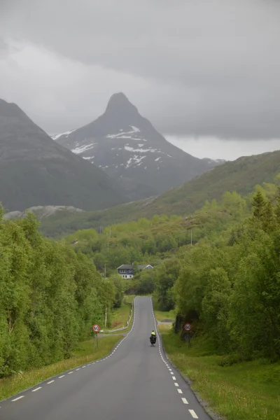 andale - #andrzejnarowerze
Pod tą górą biegnie tunel.
#norwegia #rower #podrozujzwyko...