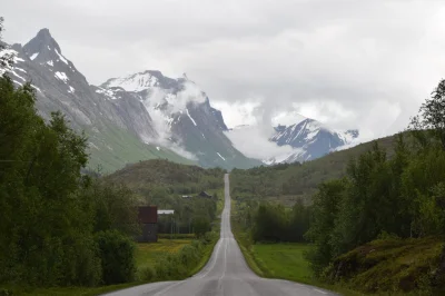 andale - #andrzejnarowerze
Gdzieś w tych górach jest lodowiec Svartisen.
#norwegia #r...