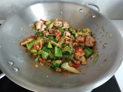 LeopoldStuff - Mimo, że wok indukcyjny to daje radę.
#gotujzwykopem #jedzenie