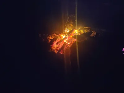 zasadzka01 - Siedzę sobie sam przy ognisku. #dobrywieczor