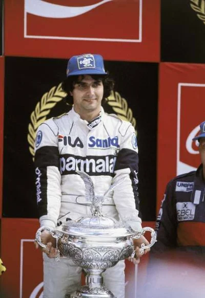 R.....8 - Nelson Piquet ze swoim trofeum po zwycięstwie w GP Brazylii 1983

#f1 #10...