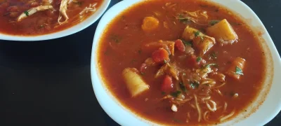 Sandrinia - Zupa pomidorowa. Ćwiartki z kurczaka, cebula czerwona, pietruszka, marche...