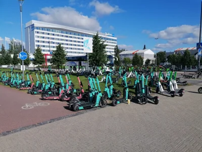 SerTrapistow - miasto Oulu, Finlandia. Na 50 hulajnóg żadna nie stoi na środku chodni...