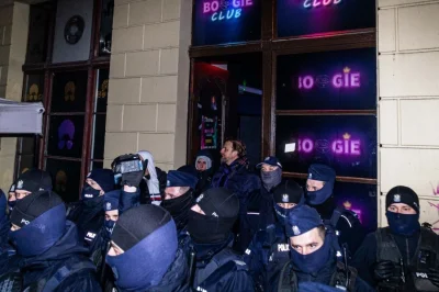 t.....o - małe przypomnienie że we Wrocławiu na Niepolda policja stała cała zime blok...