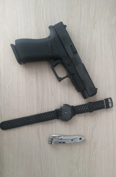 komakow - @fi9o: u mnie tak:
- Glock 48
- Withings HR Sport
- Leatherman skeletool...