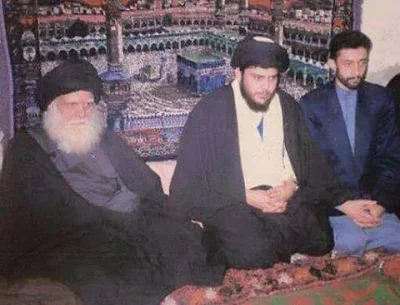 JanLaguna - Muktada Sadr (w środku) ze swoim ojcem Mohamedem Sadikiem al Sadrem (po l...