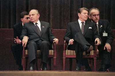 WarMlek - Ronald Reagan i przeciętnie prezydencki doradca tutego John Deere podczas s...