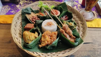 kotbehemoth - Nasi campur - indonezyjskie jedzenie w turystycznej knajpie na Bali.

#...