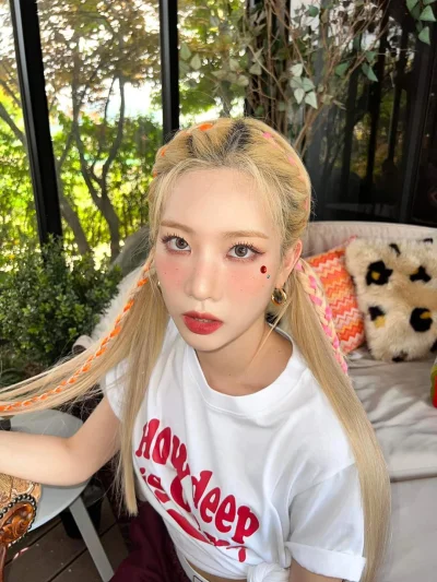 InnyWymiar90 - #koreanka 
#kimlip #loona