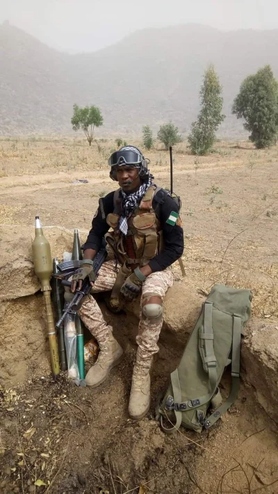 PomidorovaLova - Nigeryjski żołnierz na froncie. #ladnypan ( ͡° ͜ʖ ͡°)

#wojsko #ni...