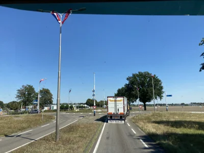 F.....o - W Holandii flagi sa powywieszane „do gory nogami” na znak protestu oraz na ...