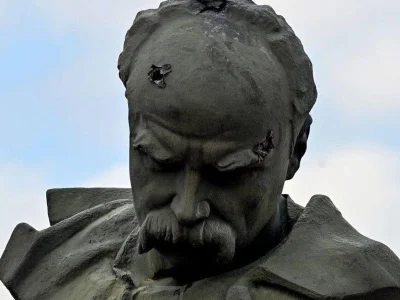 JPRW - @Frygus96: Symboliczny obrazek: "postrzelony" w głowę pomnik Tarasa Szewczenki...