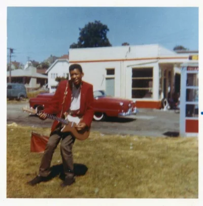 NewSadist - #historiajednejfotografii

15-letni Jimi Hendrix i jego pierwsza gitara...
