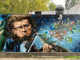r.....s - > Mieszkańcy Mniowa upamiętnili Ryszarda Kotysa pięknym muralem. "Paździoch...