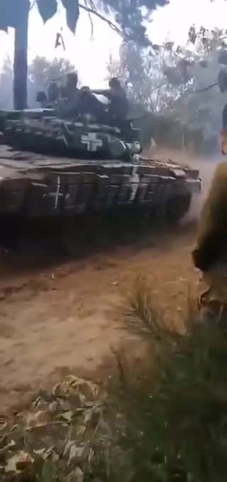 siopkus - Ukraińscy żołnierze na polskich T-72 w rejonie Charkowa.Czyżby ruszyła kole...