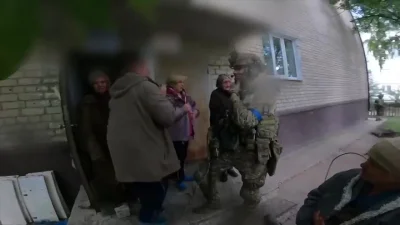 Aryo - Ukraińscy cywile witają ukraińskich żołnierzy w wyzwolonej Balakii

Kobiety ...